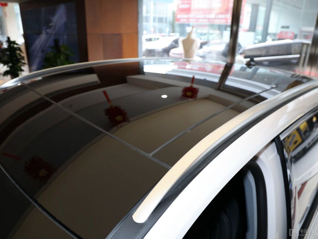 鉑鉆白冒險(xiǎn)家車(chē)身外觀圖片