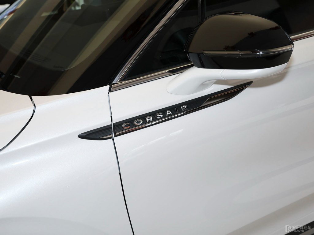 鉑鉆白冒險(xiǎn)家車(chē)身外觀圖片