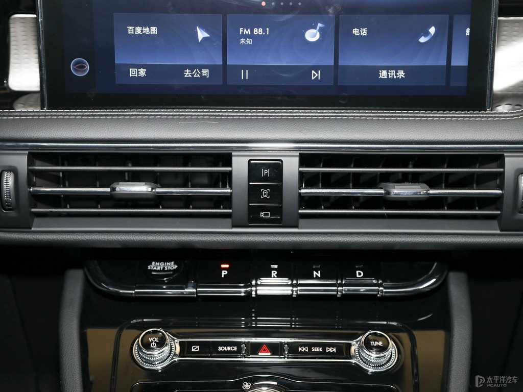 鉑鉆白冒險(xiǎn)家中控內(nèi)飾圖片