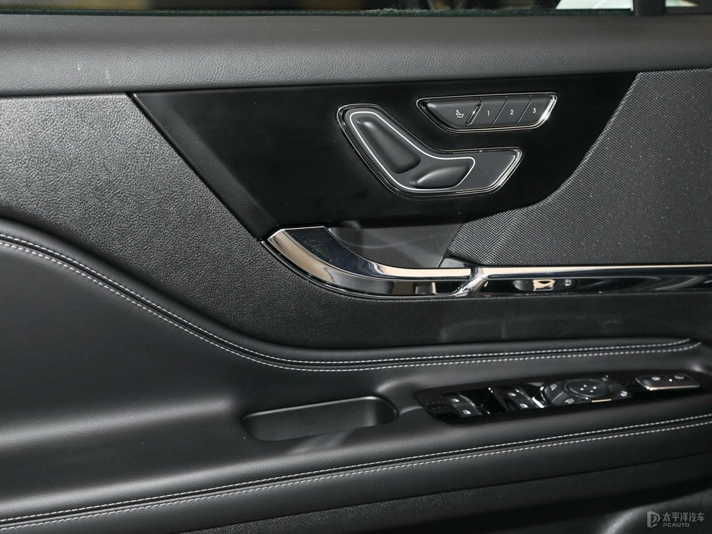鉑鉆白冒險(xiǎn)家車廂內(nèi)飾圖片