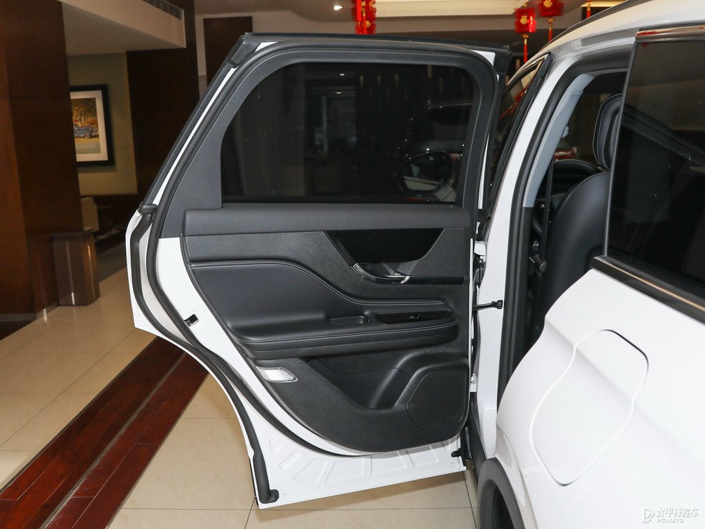 鉑鉆白冒險家車廂內(nèi)飾圖片