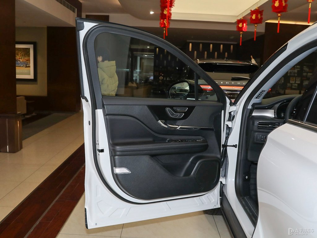 鉑鉆白冒險家車廂內(nèi)飾圖片