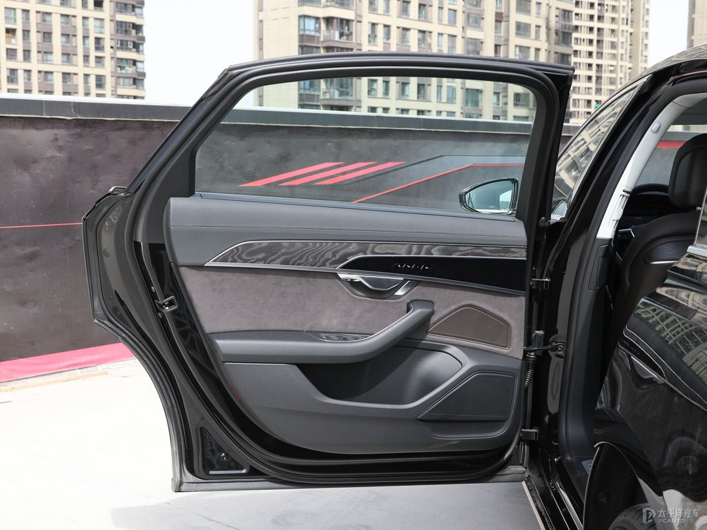 傳奇黑奧迪A8L車廂內(nèi)飾圖片