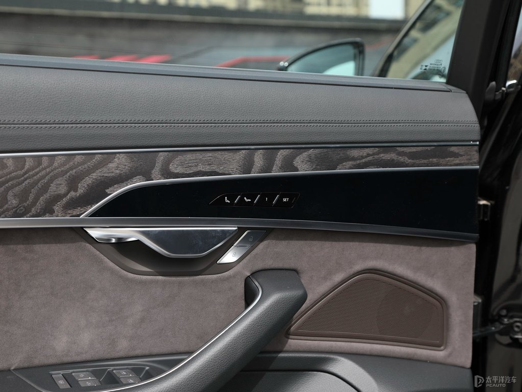 傳奇黑奧迪A8L車廂內(nèi)飾圖片