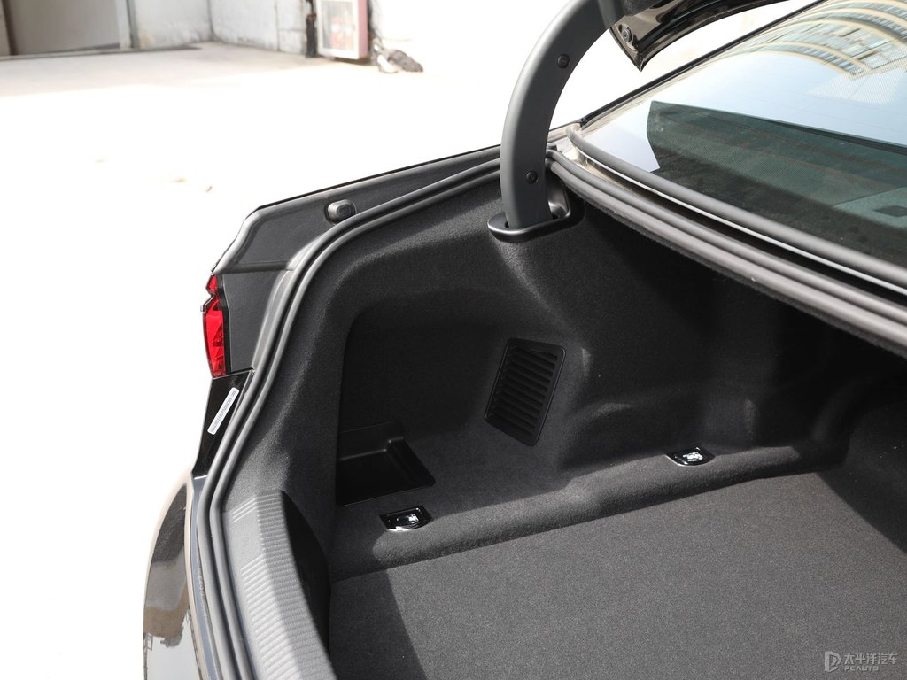 傳奇黑奧迪A8L后備廂空間圖片