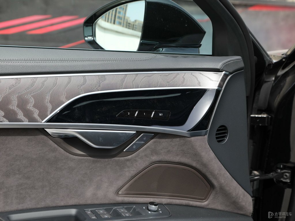 傳奇黑奧迪A8L車廂內(nèi)飾圖片