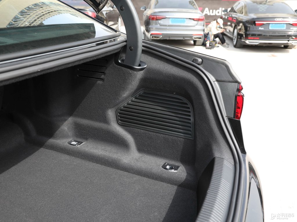 傳奇黑奧迪A8L后備廂空間圖片
