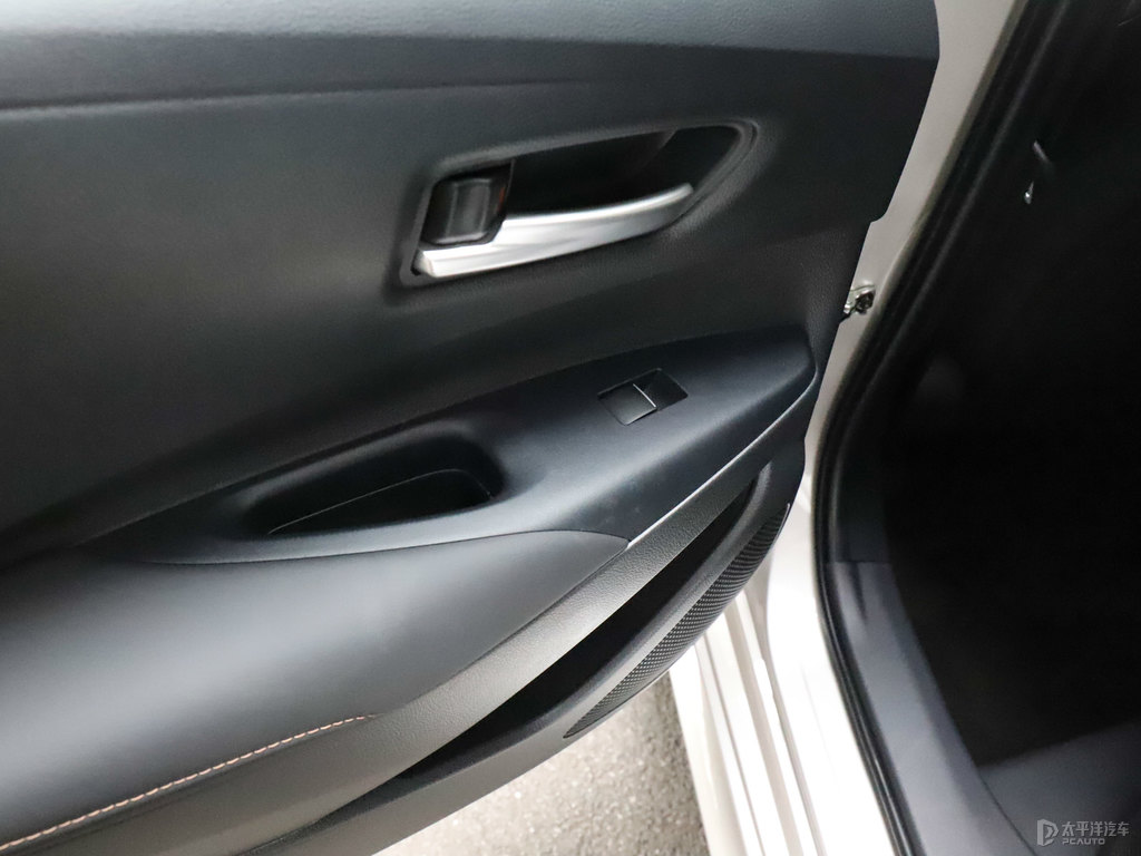 歐泊銀雷凌車廂內(nèi)飾圖片