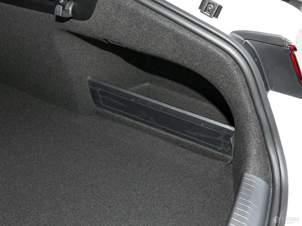 極地白大眾CC后備廂空間圖片