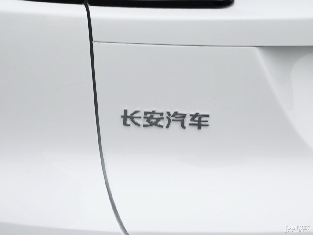 星辰白長安UNI-K車尾外觀圖片