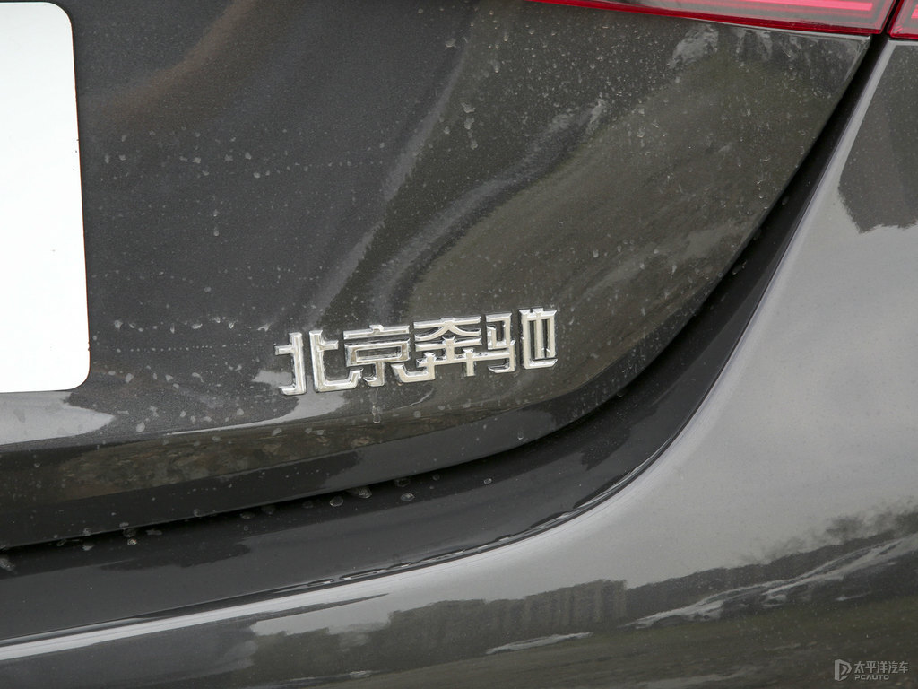 石墨灰奔馳C級車尾外觀圖片