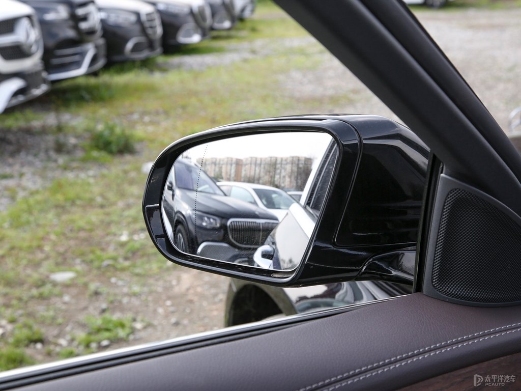 曜巖黑奔馳E級車身外觀圖片