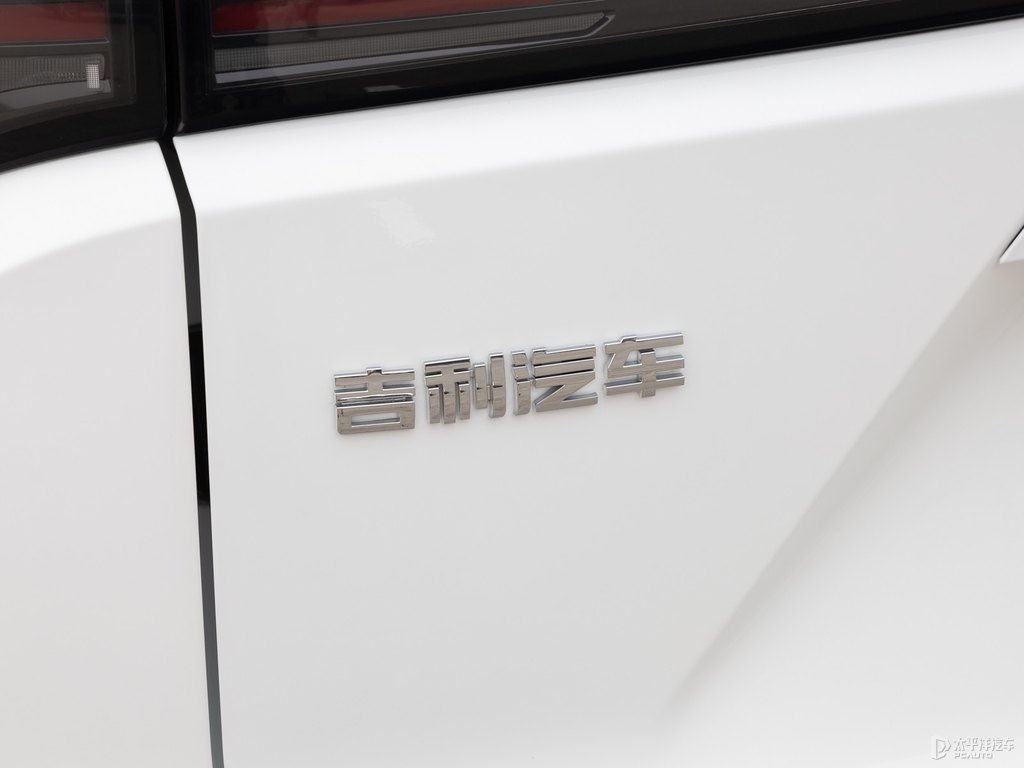 氧白博越車尾外觀圖片