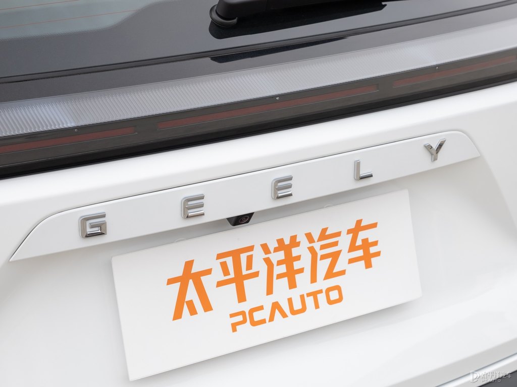 氧白博越車尾外觀圖片