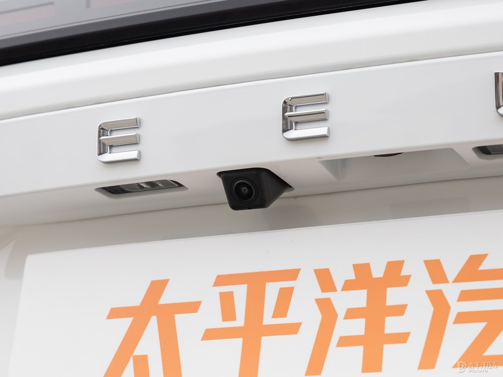 氧白博越車尾外觀圖片