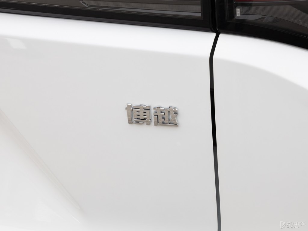 氧白博越車尾外觀圖片
