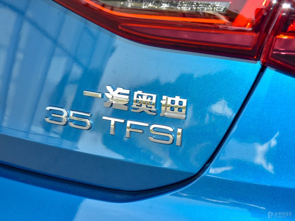 環(huán)礁藍(lán)奧迪A3車(chē)尾外觀圖片