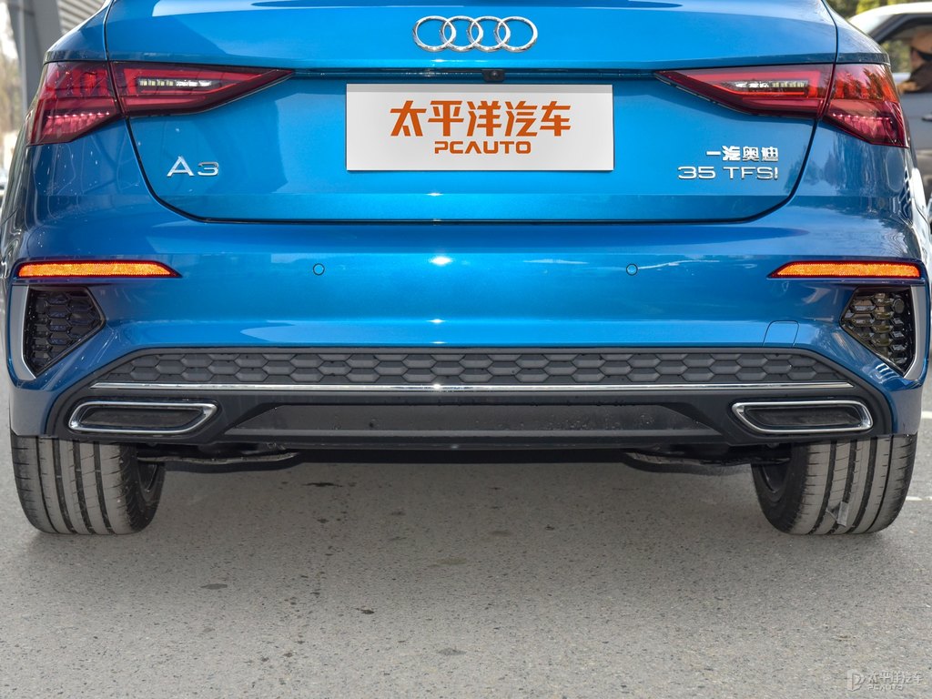 環(huán)礁藍奧迪A3車尾外觀圖片