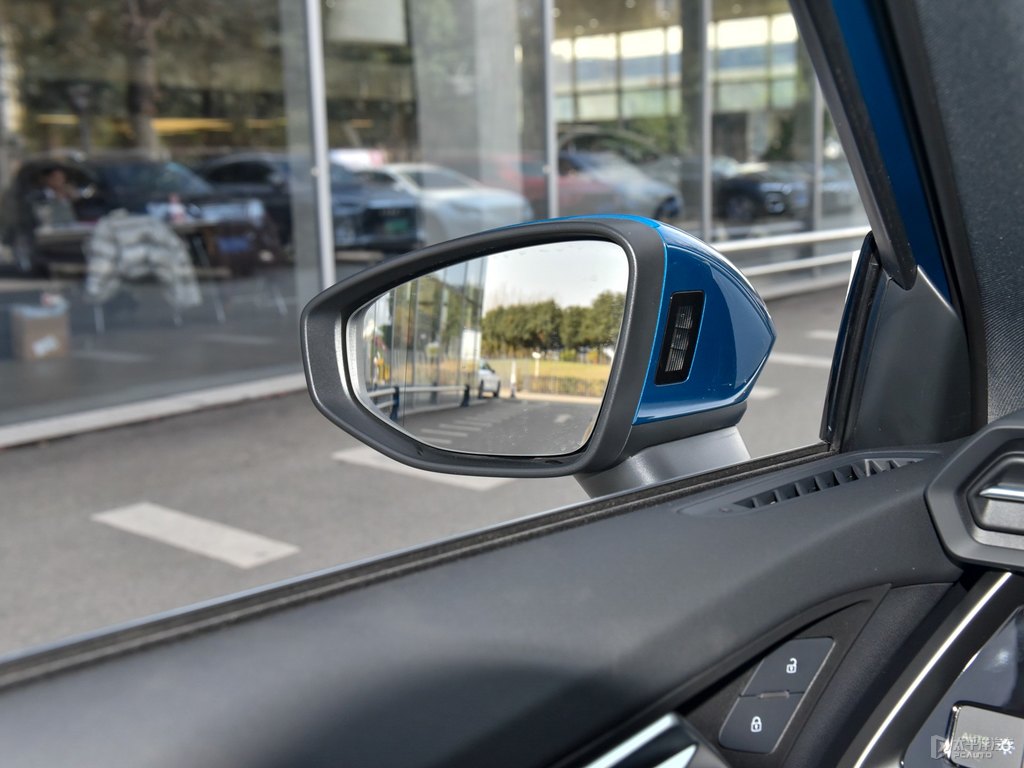 環(huán)礁藍(lán)奧迪A3車身外觀圖片