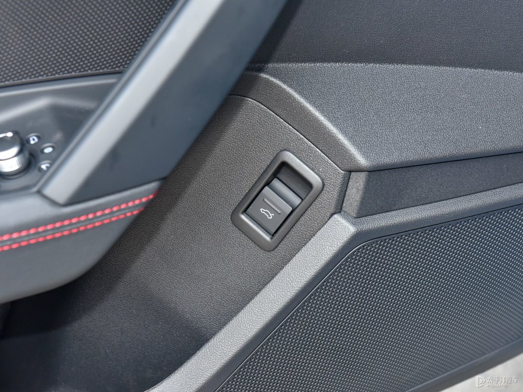 環(huán)礁藍(lán)奧迪A3車(chē)廂內(nèi)飾圖片