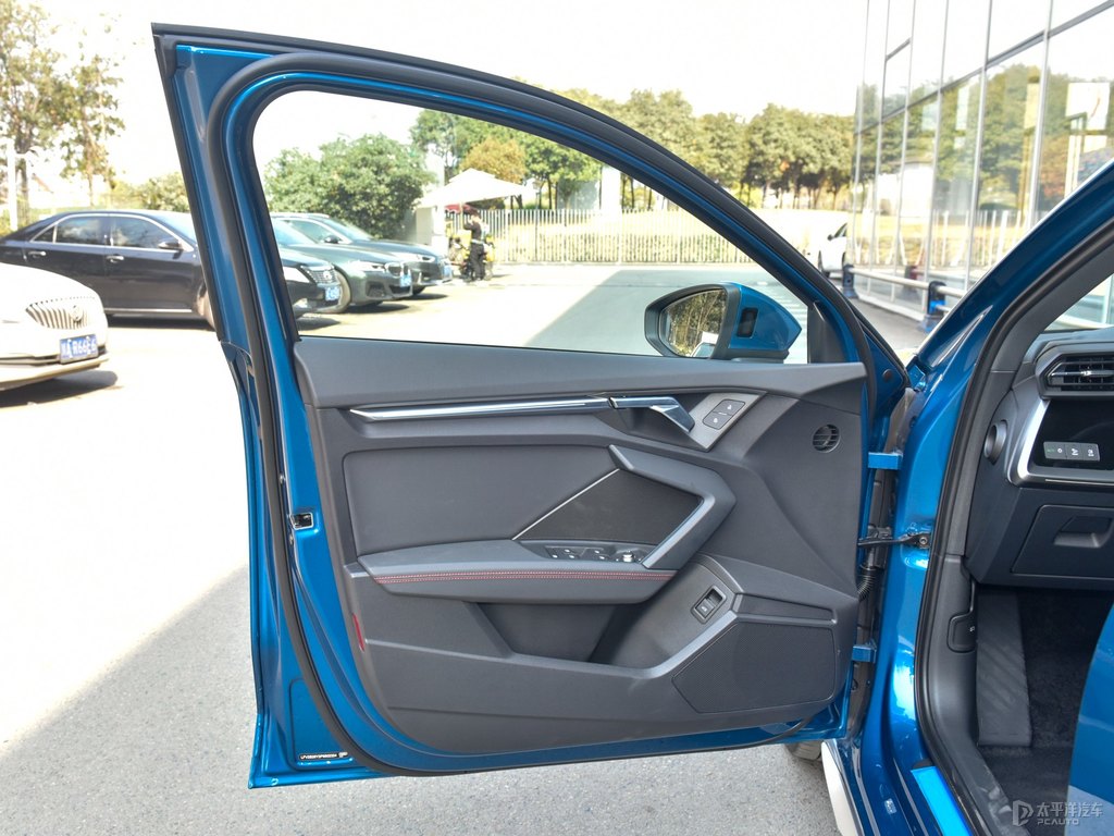 環(huán)礁藍(lán)奧迪A3車廂內(nèi)飾圖片