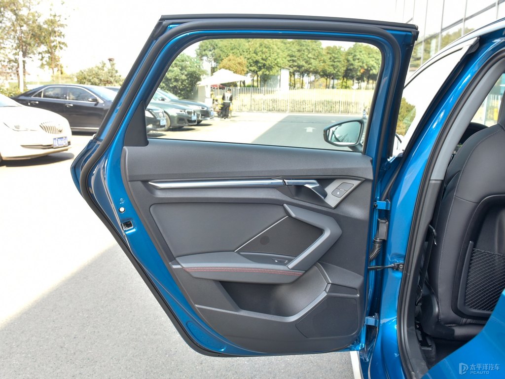 環(huán)礁藍(lán)奧迪A3車廂內(nèi)飾圖片