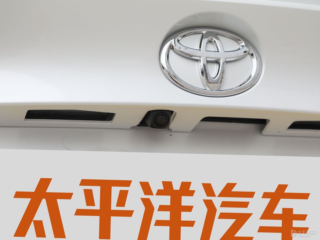 鉑金珍珠白豐田C-HR車尾外觀圖片