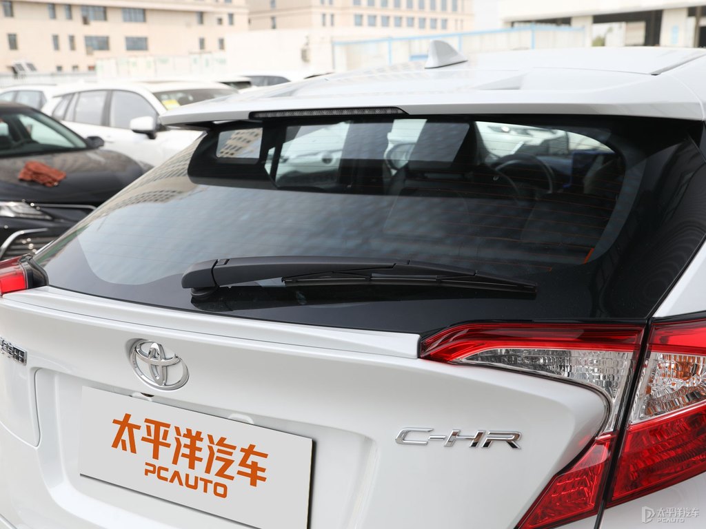 鉑金珍珠白豐田C-HR車尾外觀圖片