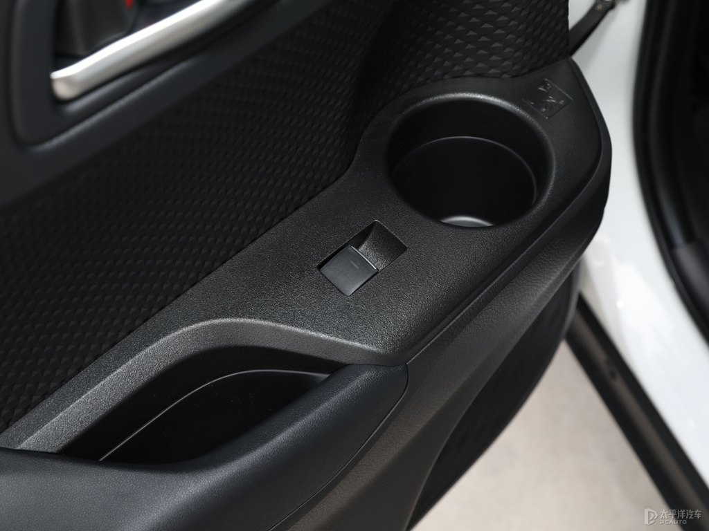鉑金珍珠白豐田C-HR車廂內(nèi)飾圖片