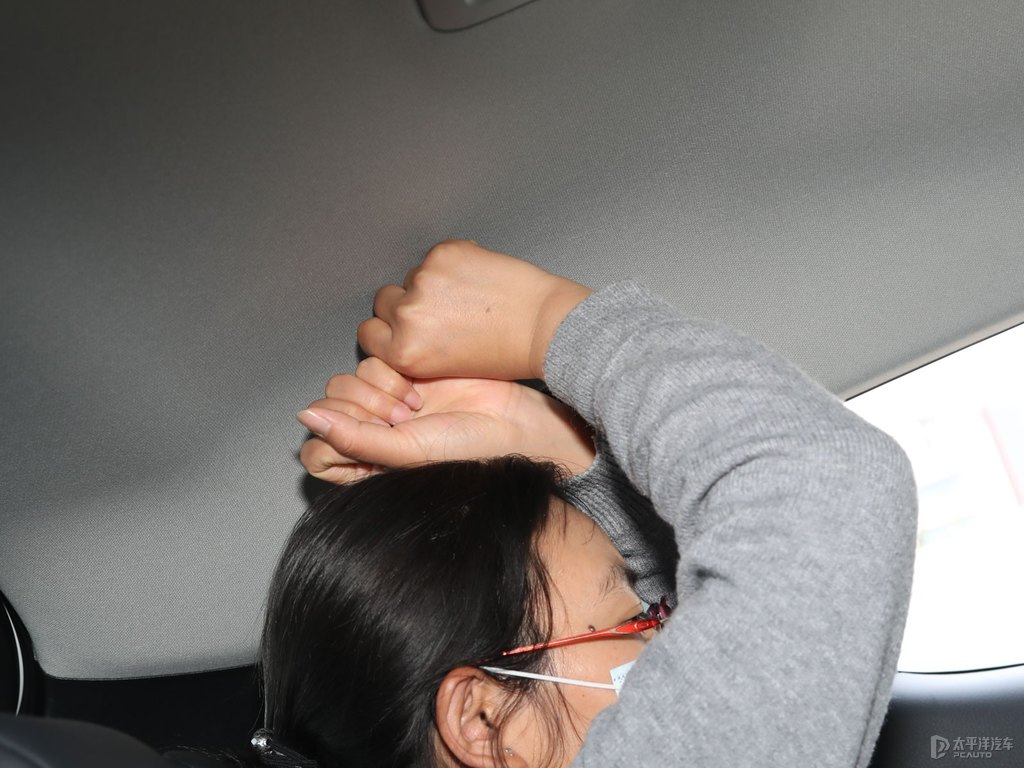 鉑金珍珠白豐田C-HR駕乘空間空間圖片