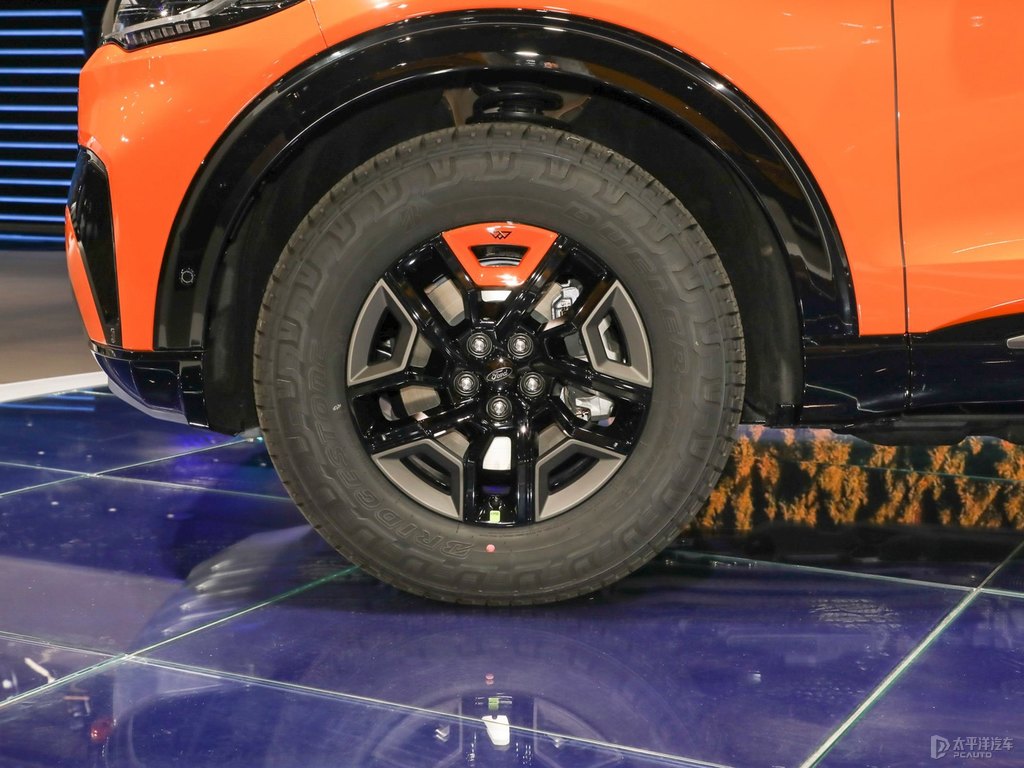 探險(xiǎn)者車身外觀圖片