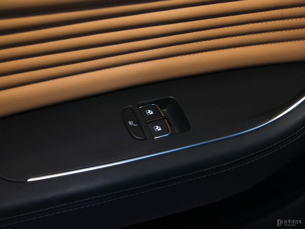 竹月藍(lán)紅旗HS5車廂內(nèi)飾圖片