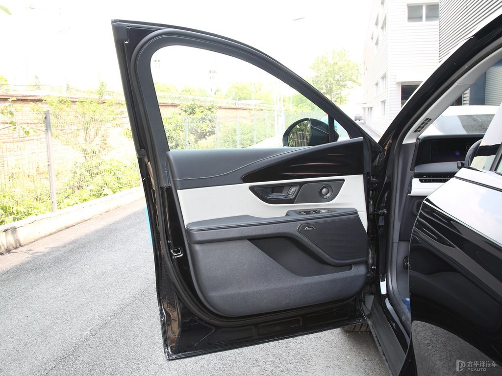 瀚金黑航海家車廂內(nèi)飾圖片