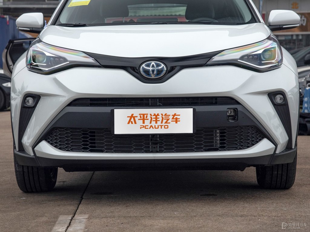 鉑金珍珠白豐田C-HR車頭外觀圖片