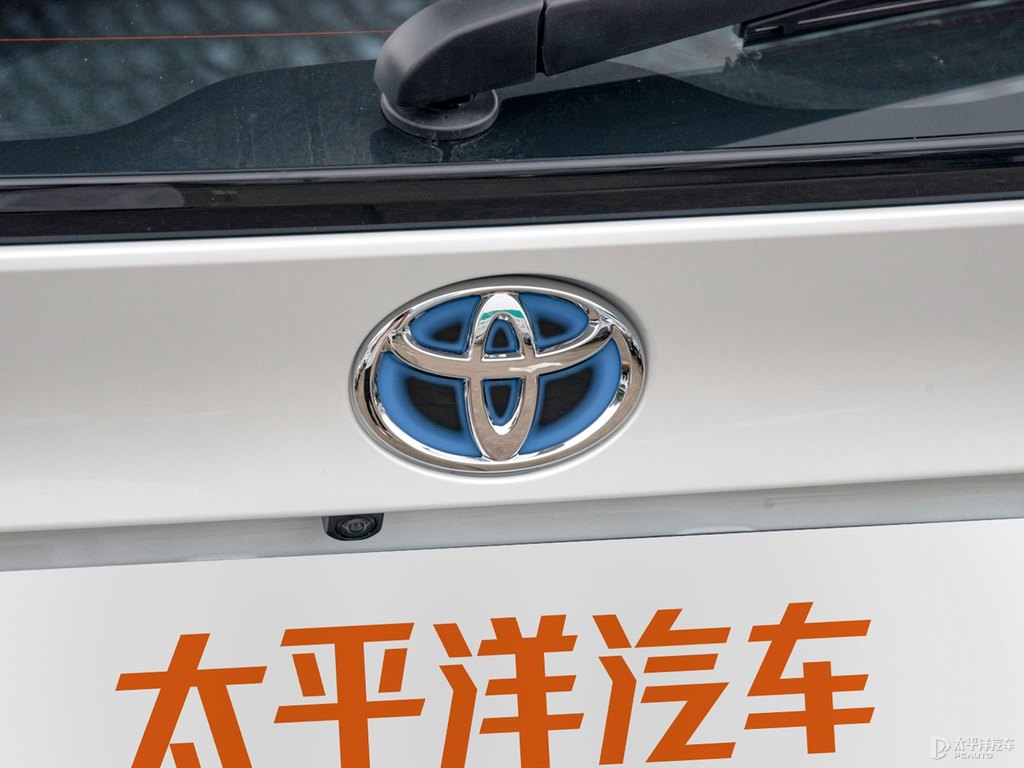 鉑金珍珠白豐田C-HR車尾外觀圖片