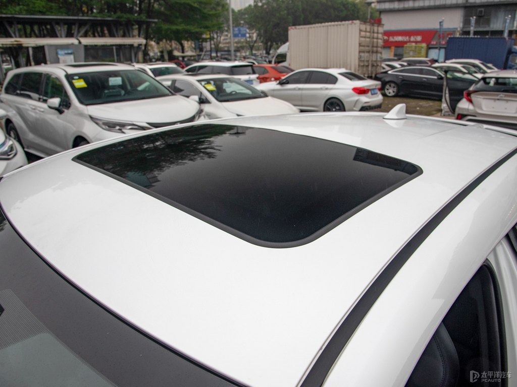 鉑金珍珠白豐田C-HR車身外觀圖片