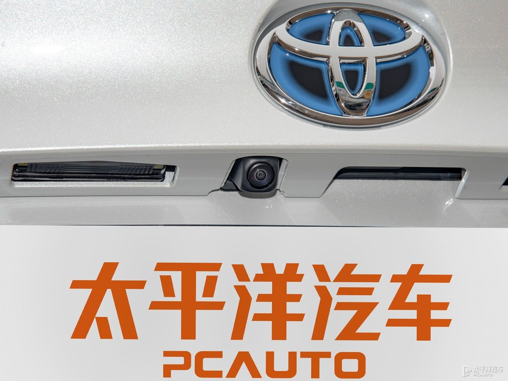 鉑金珍珠白豐田C-HR車(chē)尾外觀圖片