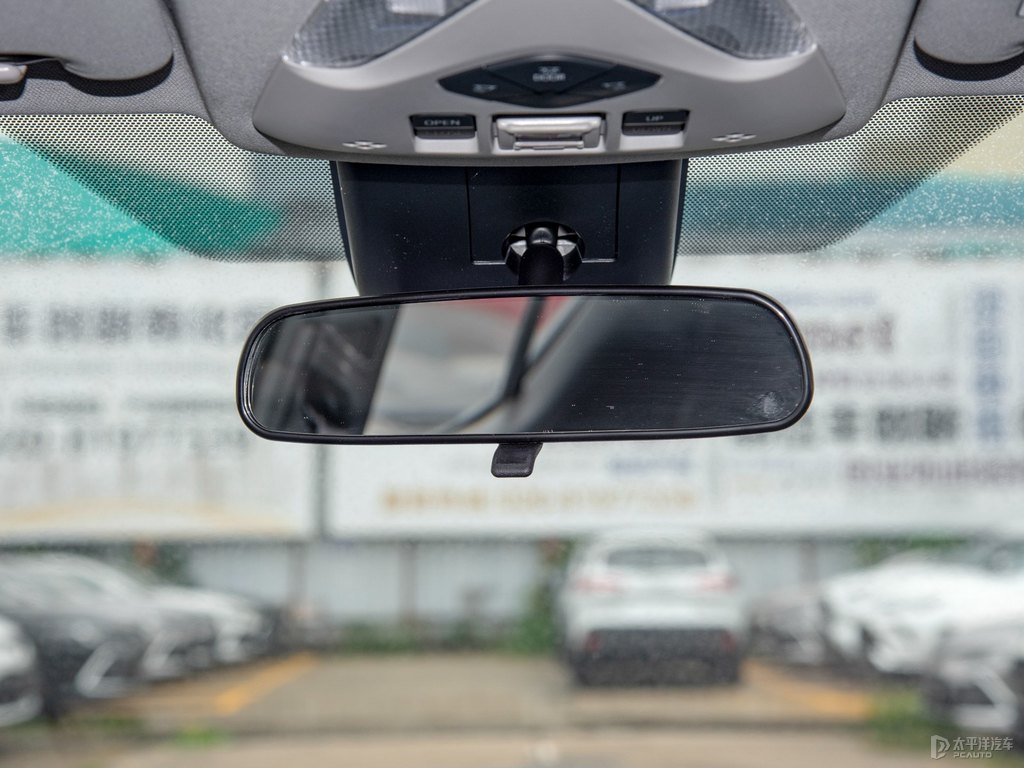 鉑金珍珠白豐田C-HR車廂內飾圖片