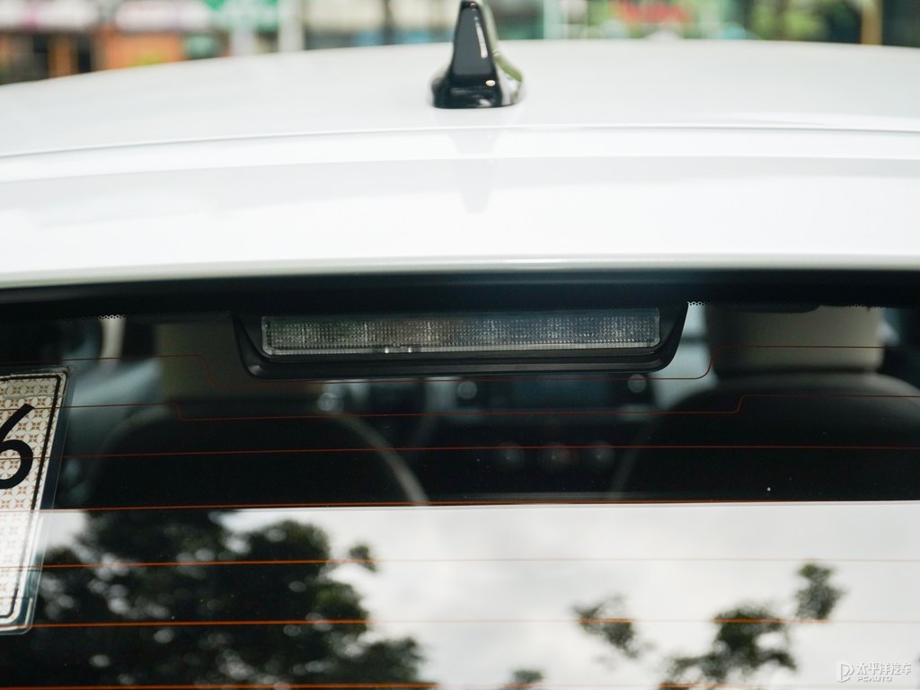 格陵蘭白飛度車尾外觀圖片
