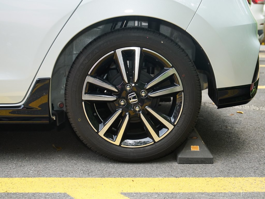 格陵蘭白飛度車身外觀圖片