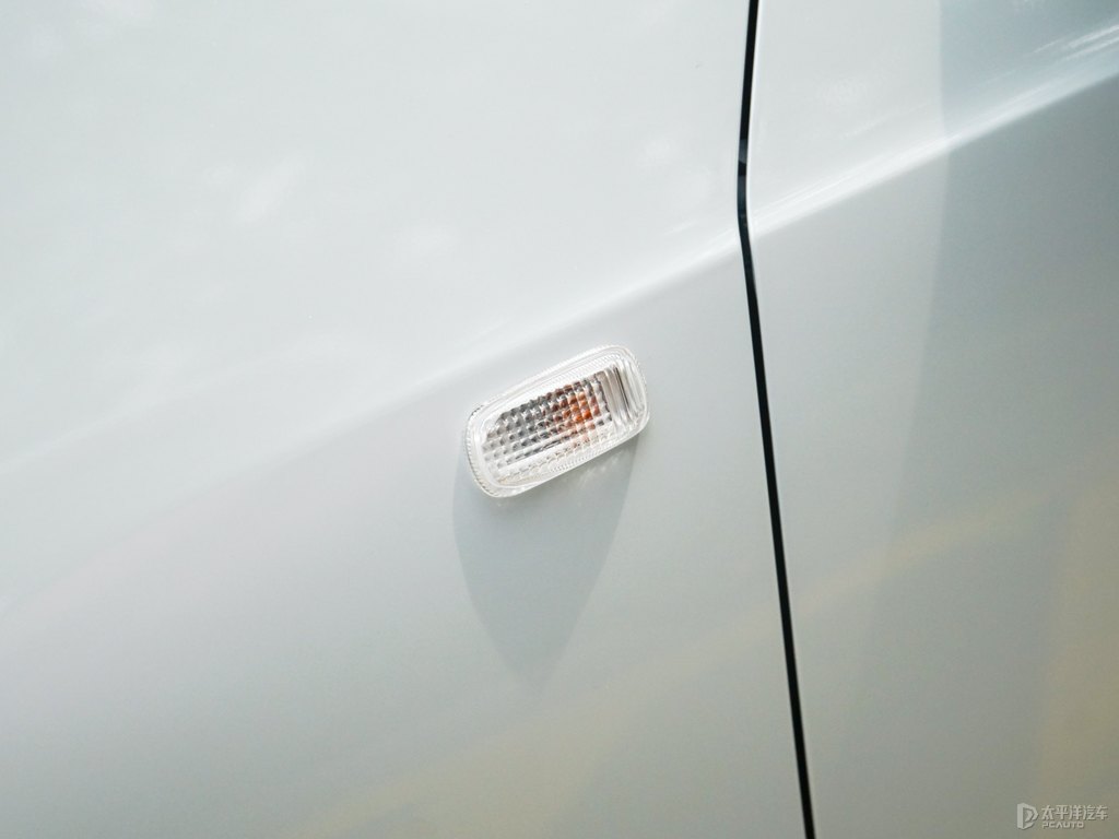 格陵蘭白飛度車身外觀圖片