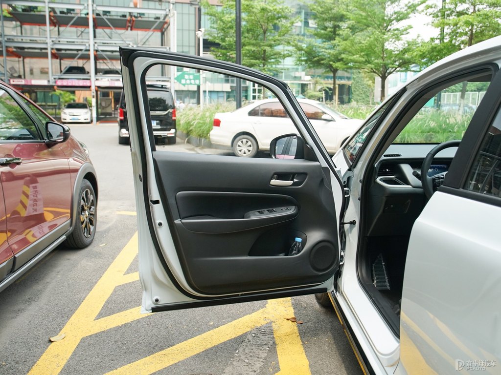 格陵蘭白飛度車廂內(nèi)飾圖片