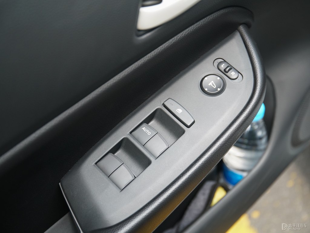 格陵蘭白飛度車廂內(nèi)飾圖片