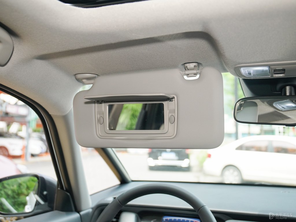 格陵蘭白飛度車廂內(nèi)飾圖片