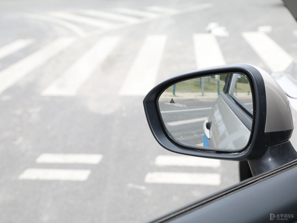 香檳銀奇駿車身外觀圖片