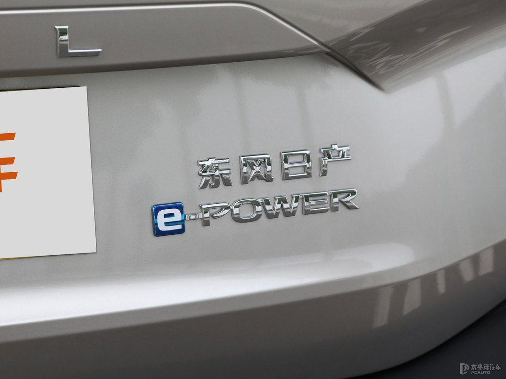 香檳銀奇駿車尾外觀圖片