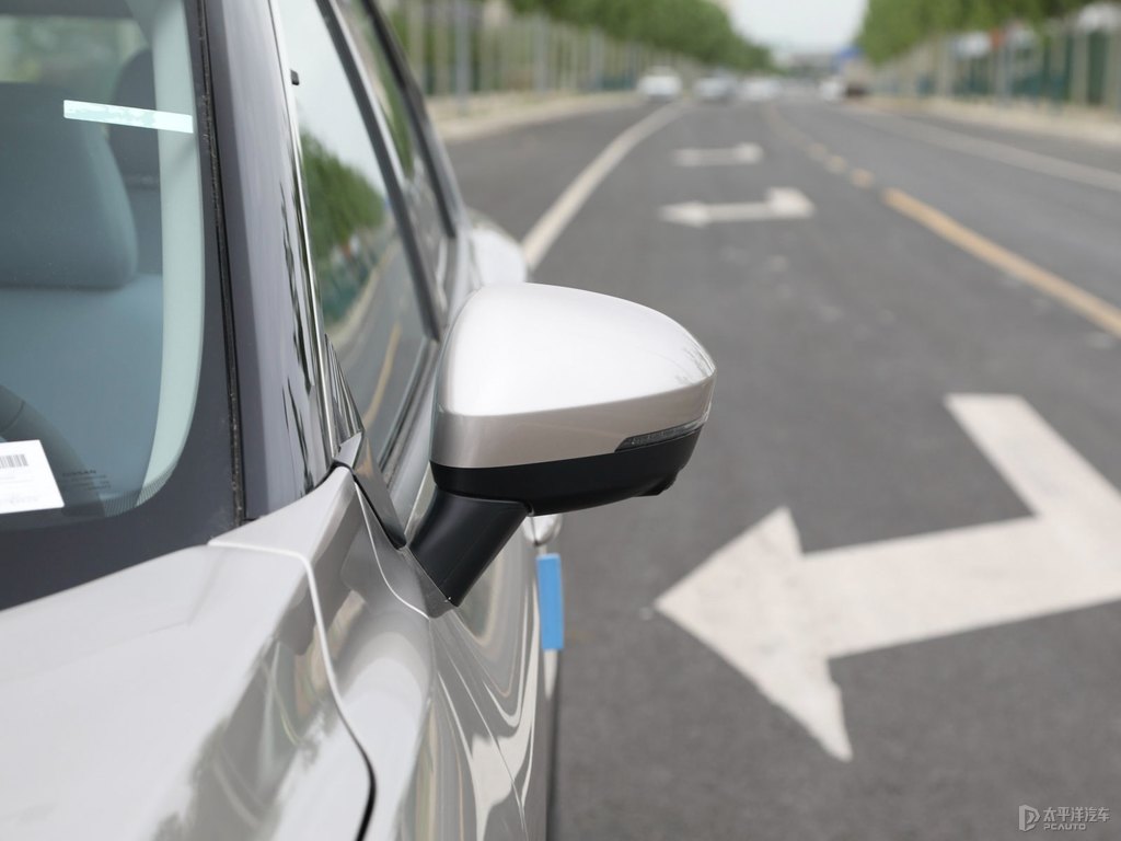香檳銀奇駿車身外觀圖片