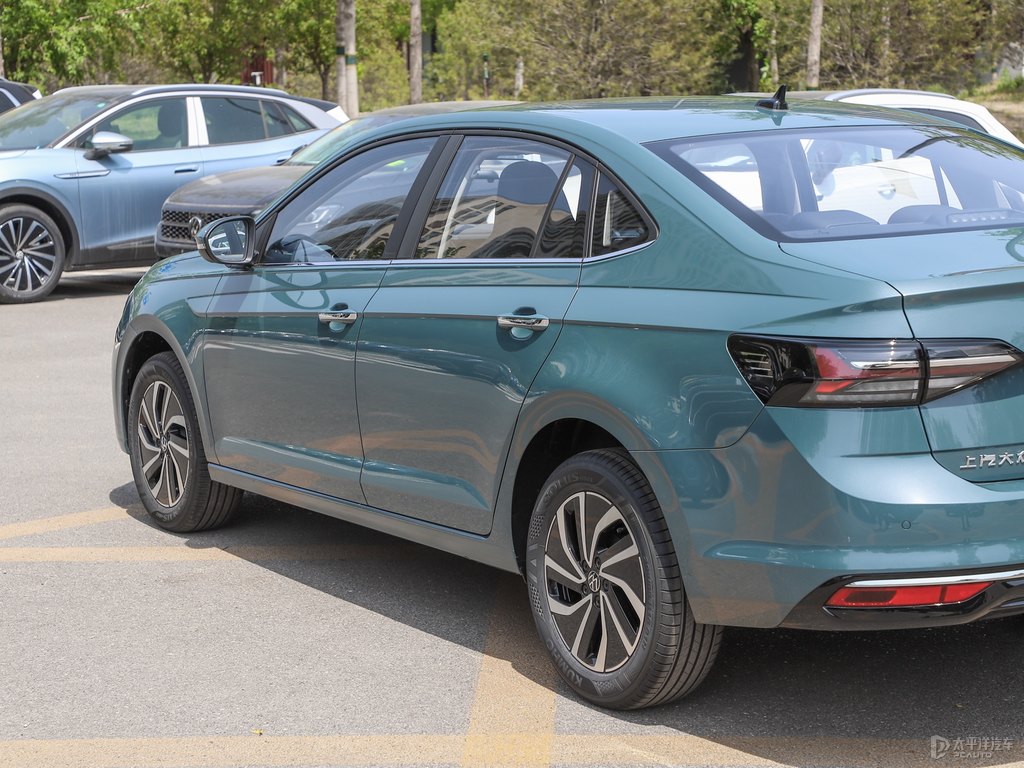 貓眼藍(lán)朗逸車(chē)身外觀圖片