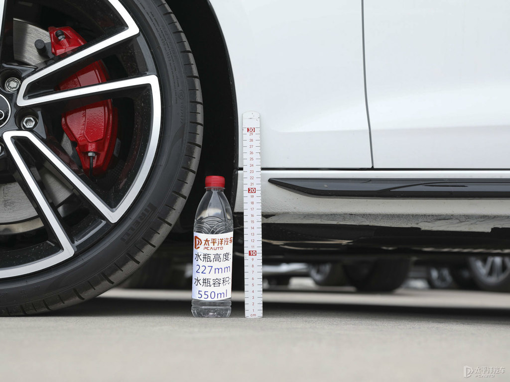 唐古拉白奧迪A4L車身外觀圖片