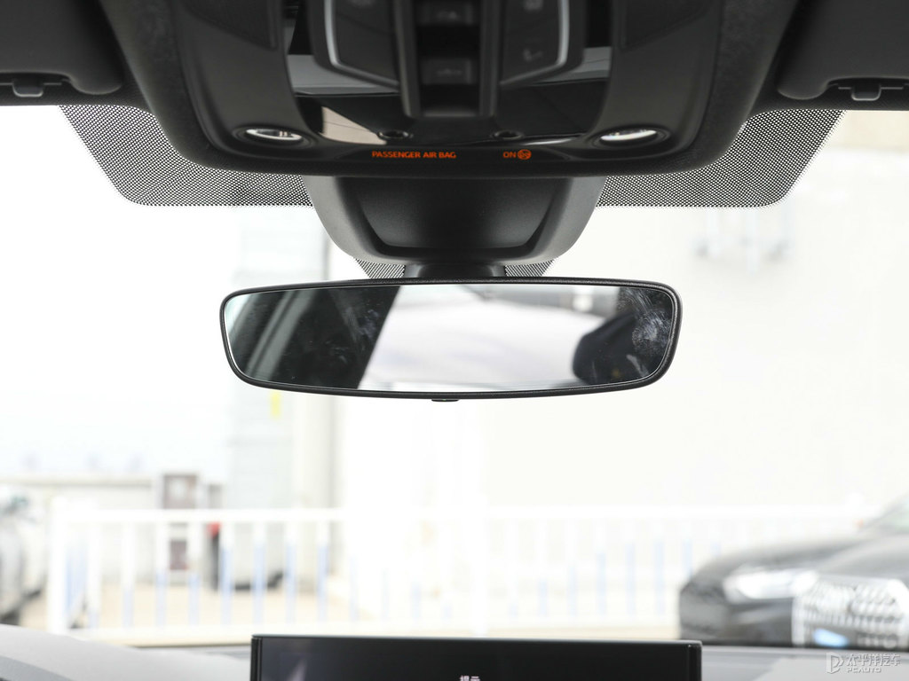 唐古拉白奧迪A4L車廂內(nèi)飾圖片